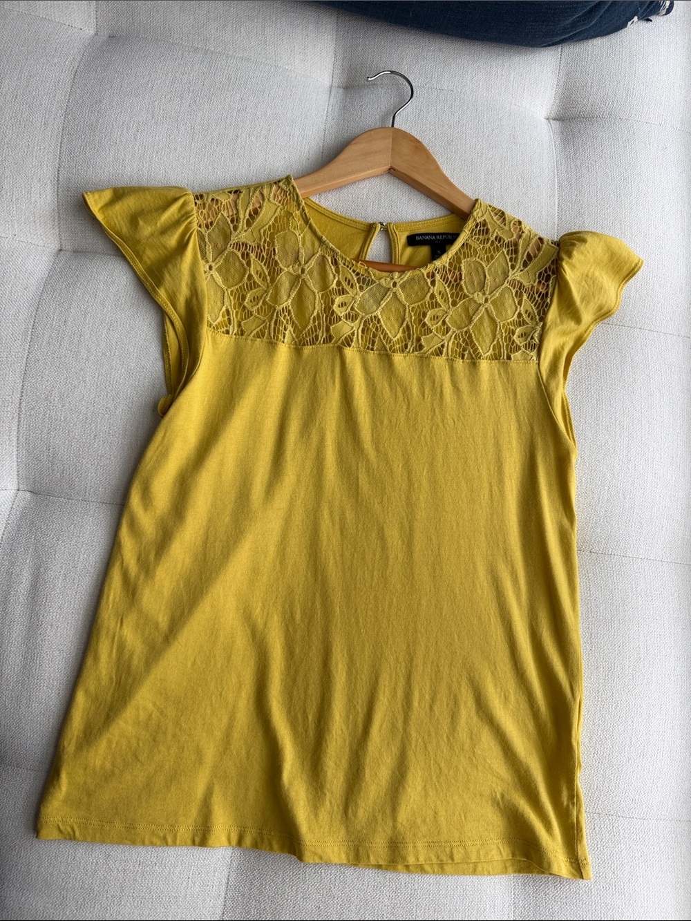 Banana Republic shirt with lace cutout and flutter sleeves. Size Small